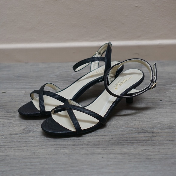 low heel strappy sandals black